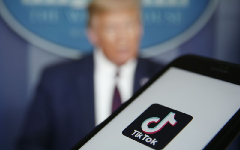 Logo TikTok ditampilkan di layar dalam video yang menampilkan Presiden AS Donald Trump di London, Inggris, Senin (3/8/2020)./Bloomberg