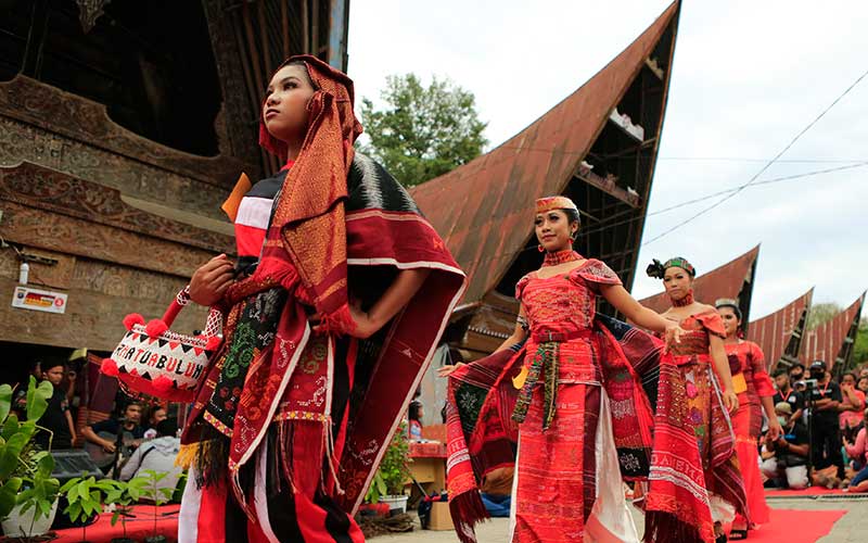  Promosikan Danau Toba, Sejumlah Ibu-Ibu Gelar Peragaan Busana Tradisional Batak Dengan Aneka Kain Tenun Ulos