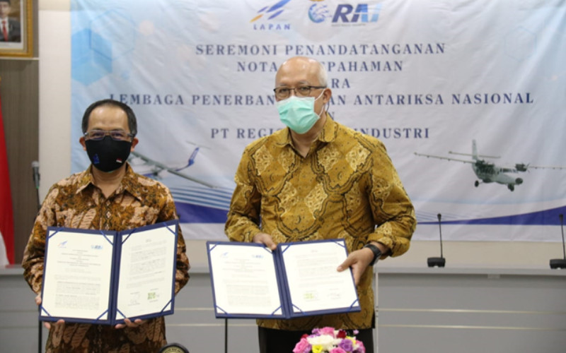 Kepala Lapan Profesor Thomas Djamaluddin dan Direktur Utama PT RAI Agung Nugroho setelah menandatangani nota kesepahaman kerja sama antara kedua perusahaan tersebut. /RAI