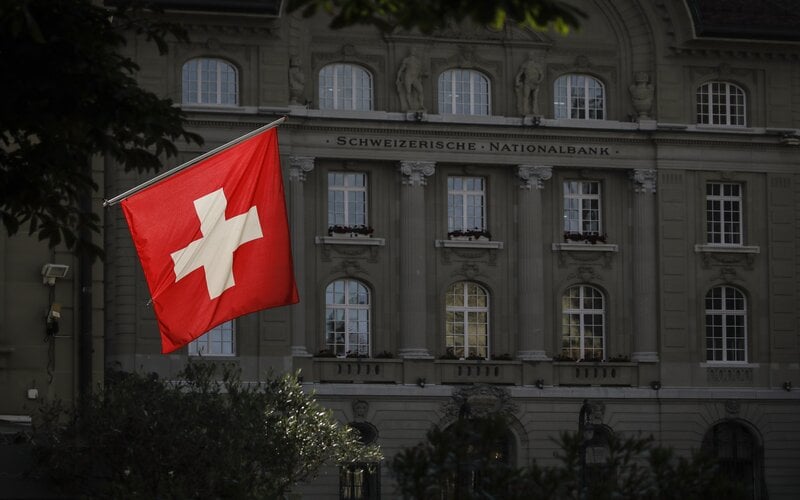 Bendera nasional Swiss di Bern/ Bloomberg - Stefan Wermuth