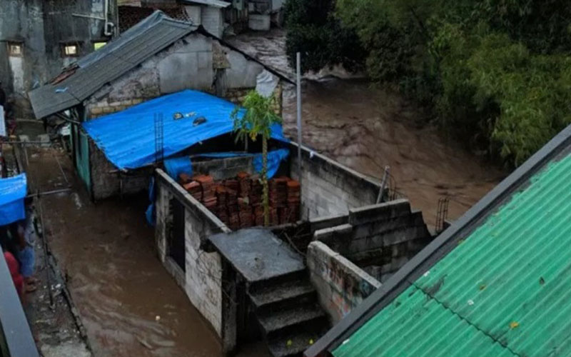 Banjir bandang melanda Kampung Cibuntu, Desa Pasawahan, Kecamatan Cicurug, Kabupaten Sukabumi, Jawa Barat./Antara