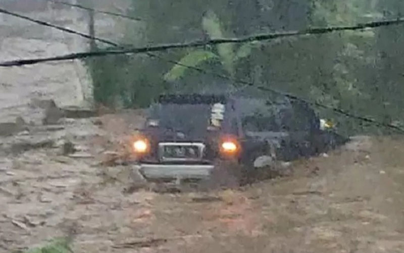 Sebuah mobil terseret arus banjir bandang di Cicurug, Sukabumi, Jawa Barat, pada Senin (21/9/2020)./Antara/Aditya Rohman