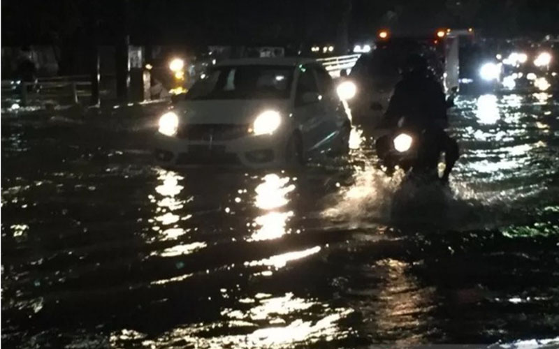  Hindari! Jalan di Depan Mal Ciputra Terendam Air Hujan