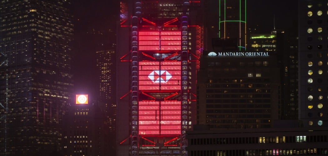 Kantor HSBC Holdings Plc diterangi lampu di Hong Kong, China, Senin (21/9/2020). - Bloomberg/Chan Long Hei