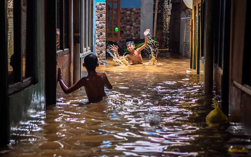  Sungai Ciliwung Meluap, Sejumlah Titik di Ibu Kota Terendam Banjir