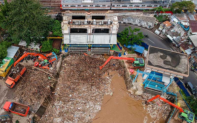  Debit Air Sungai Ciliwung Meningkat, Pintu Air Manggarai Dipenuhi Sampah