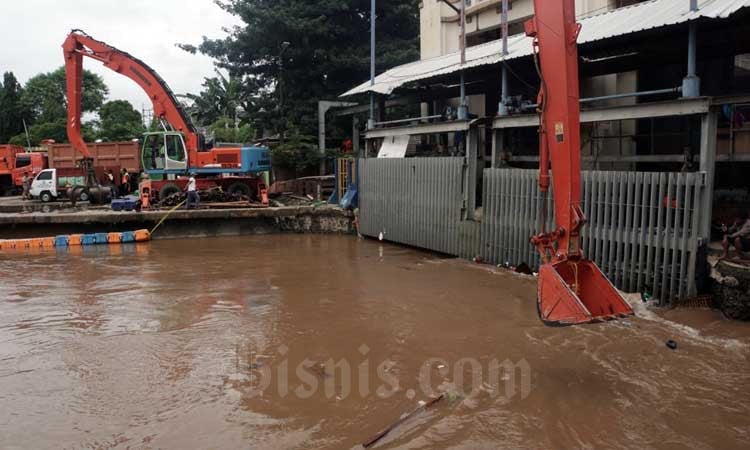  Antisipasi Banjir, Pemprov DKI Jakarta Kerahkan 54 Ekskavator