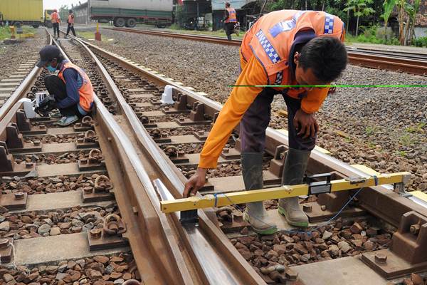 Petugas memeriksa keseimbangan ketinggian rel kereta api di Pekalongan, Jawa Tengah, Kamis (6/4)./Antara-Harviyan Perdana Putra