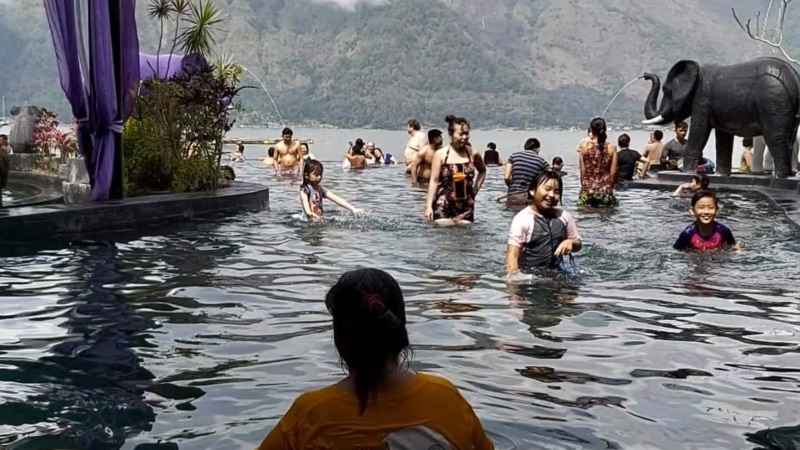 Pengunjung berendam di kolam air panas alami di resor Toya Devasya, yang bersumber langsung dari Gunung Batur, Kintamani, Bangli, Bali, Selasa (4/6/2019)./Bisnis-Tim Jelajah Jawa-Bali 2019