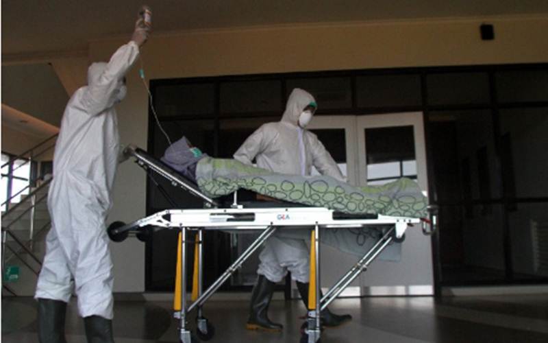 Ilustrasi-Petugas medis memindahkan pasien ke ruang isolasi dalam simulasi penanganan pasien Covid-19 di Rumah Sakit Lavalette, Malang, Jawa Timur, Jumat (13/3/2020)./Antara-Ari Bowo Sucipto