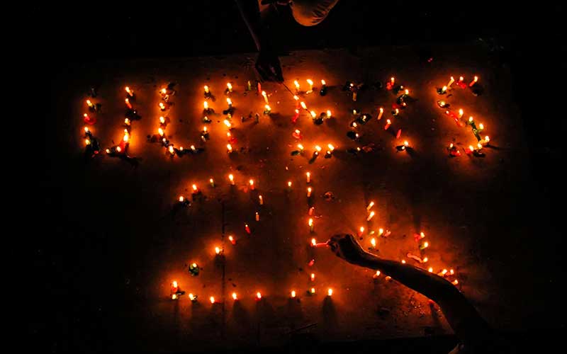  Jurnalis di Aceh Menyalakan Lilin Saat Peringatan 21 Tahun Lahirnya UU Pers