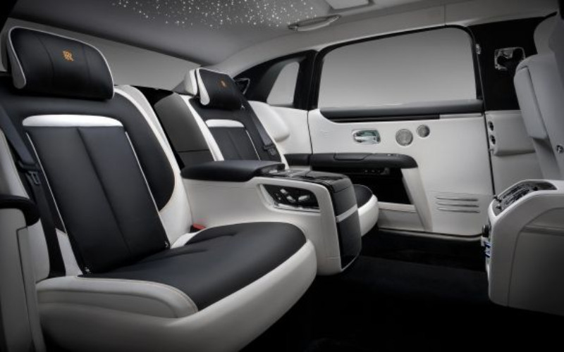   Rolls-Royce Perkenalkan Ghost Extended Baru, Lapang dan Canggih