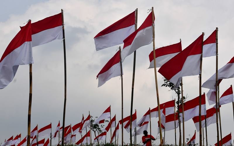 Warga memasang bendera Merah Putih di Poetoek Suko, Trawas, Mojokerto, Jawa Timur, Minggu (16/8/2020). ANTARA FOTO/Zabur Karuru