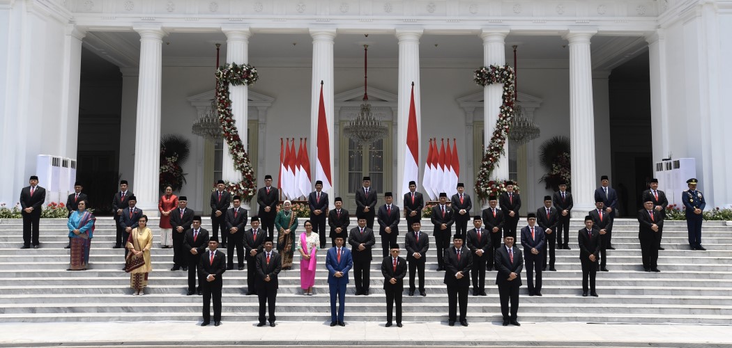 Presiden Joko Widodo didampingi Wapres Ma'ruf Amin berfoto bersama jajaran menteri Kabinet Indonesia Maju di tangga beranda Istana Merdeka, Jakarta - Antara / Puspa Perwitasari.