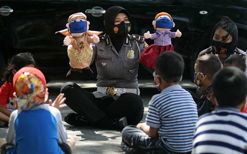  Polisi Kampanyekan Protokol Kesehatan Kepada Anak-Anak Melalui Pentas Boneka