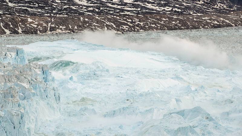 Air laut didorong ke atas oleh bagian bawah puncak gunung es saat jatuh kembali saat gletser besar di Helheim dekat Tasiilaq, Greenland, 22 Juni 2018./Reuters 