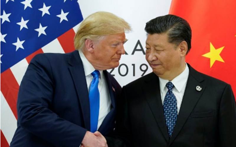 Presiden Amerika Serikat Donald Trump saat berjabat tangan dengan Presiden China Xi Jinping pada pertemuan bilateral kedua negara pada KTT pemimpin negara G20 di Osaka, Jepang, Sabtu (29/6/2019)./Antara-Reuters-Kevin Lamarque