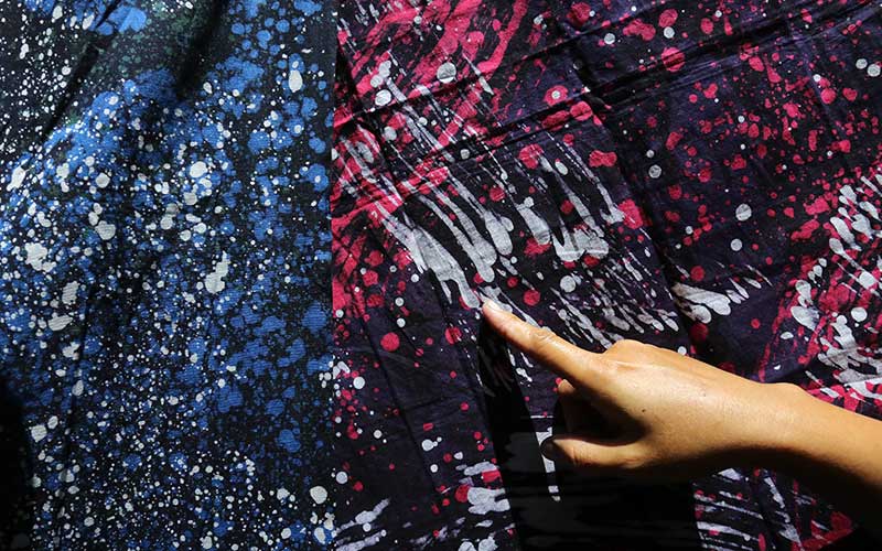  Perajin Batik di Surabaya Memproduksi Batik Dengan Teknik Goresan Sapu Lidi