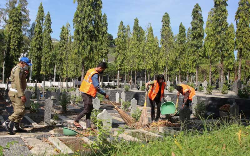  Terjaring Razia Masker, Puluhan Warga Semarang Dihukum Sapu Makam Pahlawan