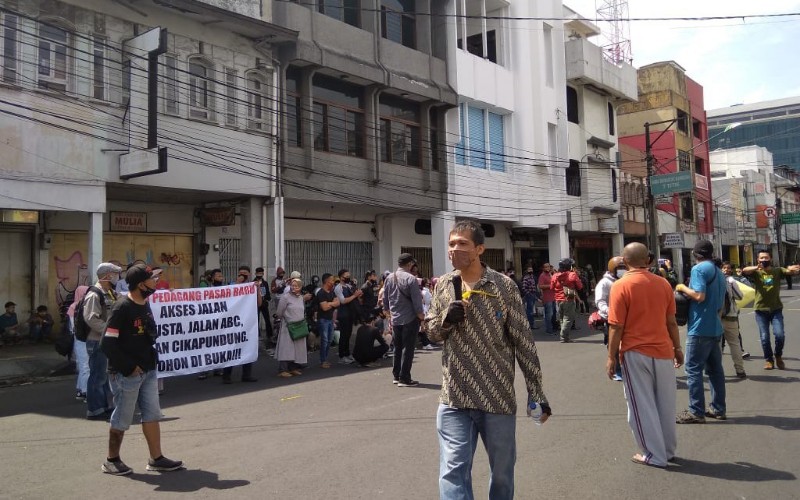  Buka Tutup Jalan, Ratusan Pedagang Pasar Baru Protes Penghasilannya Menurun