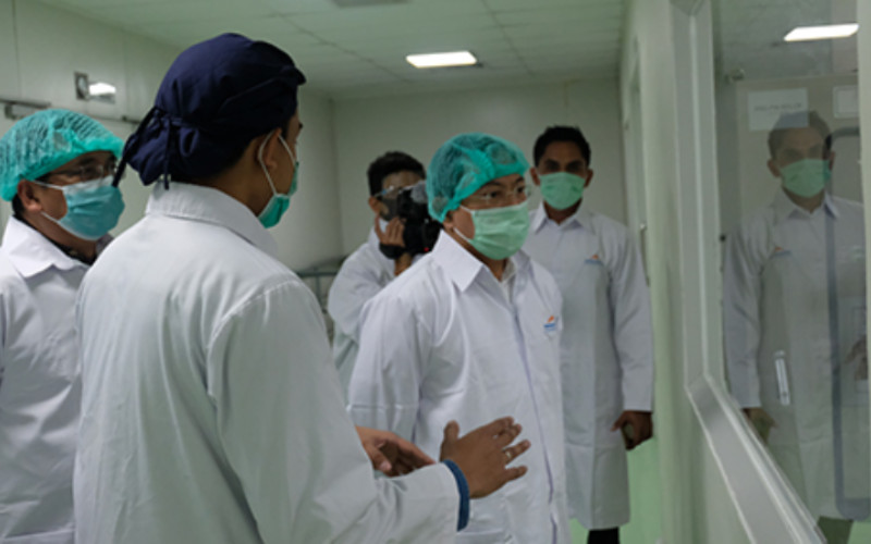 Menteri Kesehatan Republik Indonesia Terawan Agus Putranto meninjau pabrik Kimia Farma. /Kimia Farma