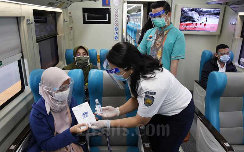  Peringati HUT-75, KAI Bagi-Bagi Masker Kepada Penumpang