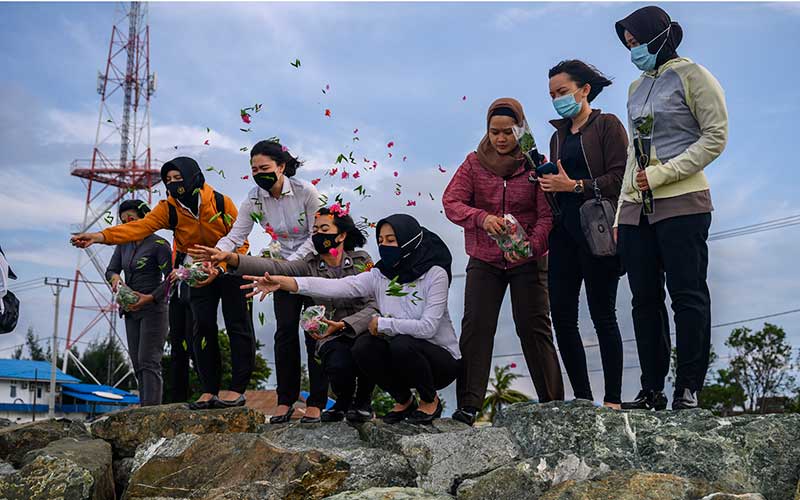  Anggota Kepolisian Palu Gelar Aksi Tabur Bunga Untuk Peringati Tsunami Dua Tahun Yang Lalu