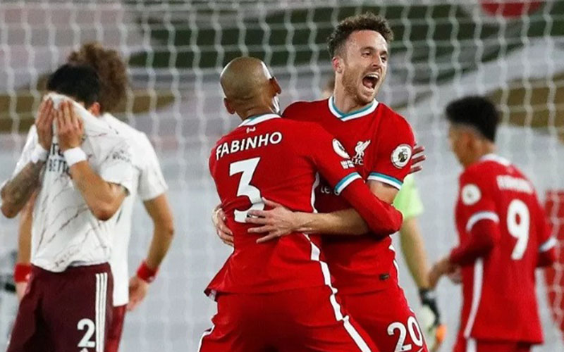 Dua pemain Liverpool, Diogo Jota (kanan) dan Fabinho merayakan gol ke gawang Arsenal./Antara/Reuters