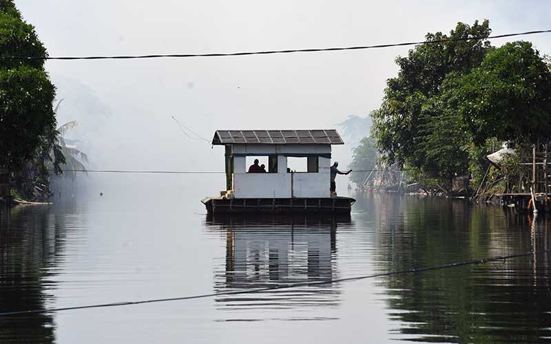  Warga Jakarta Masih Gunakan Perahu Eretan Untuk Menyebrangi Sungai