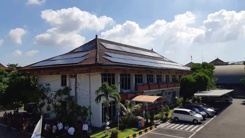 Indonesia Power (IP) meresmikan beroperasinya Pembangkit Listrik Tenaga Surya (PLTS) Atap di Kompleks Perkantoran Bali Power Generation Unit dengan total daya 226 kWp pada Senin (24/2). Acara inindihadiri oleh Direktur Jenderal Energi Baru Terbarukan dan Konversi Energi (Dirjen EBTKE) Kementerian ESDM - FX Sutijastoto, Gubernur Bali - I Wayan Koster, Direktur Utama IP - M. Ahsin Sidqi, beserta jajaran direksi dan Komisaris IP./Bisnis - Yanita Patriella