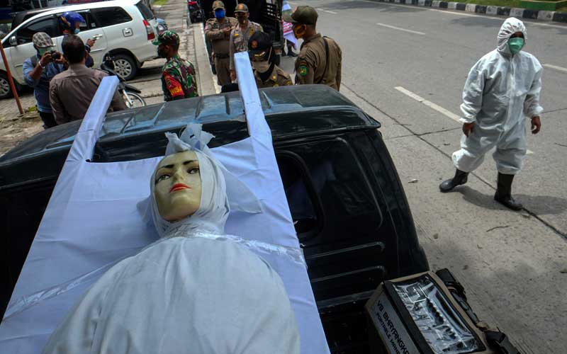  Petugas Gabungan Bawa Keranda Berisi Boneka Pocong Saat Sosialisasikan Protokol Kesehatan di Medan