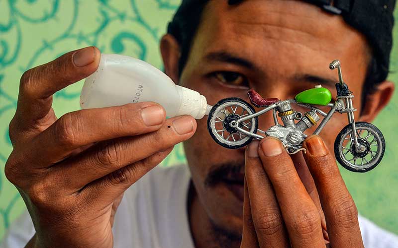  UMKM Di Jabar Membuat Miniatur Sepeda Motor DenganManfaatkan Barang Bekas