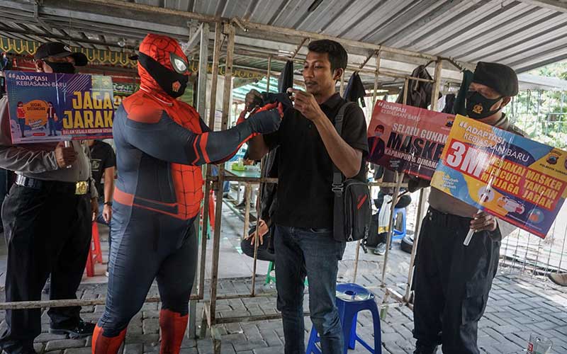  Polisi di Solo Gunakan Kostum Spiderman saat Sosialisasikan Protokol Kesehatan