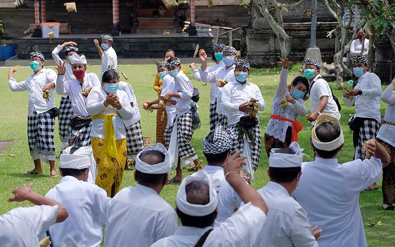  Tradisi Perang Ketupat di Bali Tetap Digelar di Tengah Pandemi