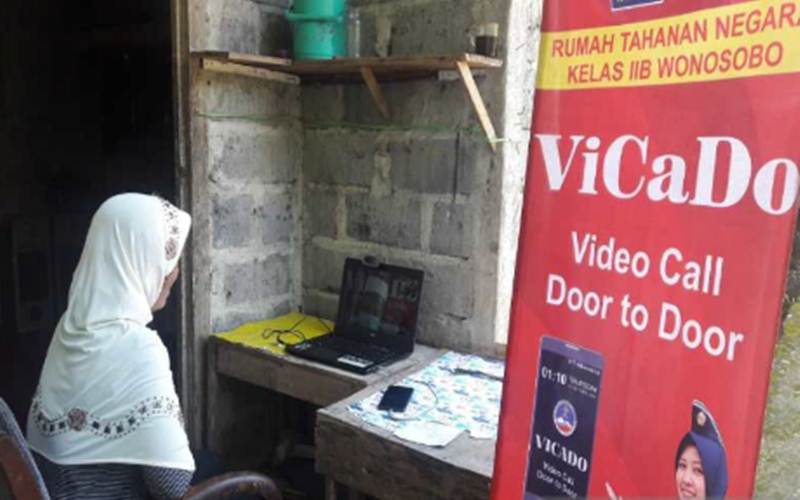 Seorang perempuan melakukan video call dari rumah melalui layar laptop dengan suaminya di dalam rutan dengan memanfaatkan fasilitas Vicado Rutan Wonosobo./Antara-Heru Suyitno