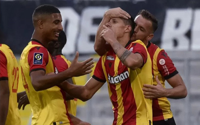 Para pemain Lens merayakan gol ke gawang Saint-Etienne./Antara/AFP