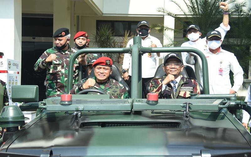 Menkopolhukam Mohammad Mahfud MD berkunjung ke markas Komando Pasukan Khusus (Kopassus) TNI AD di Cijantung Jakarta Timur, Rabu (8/7/2020)./Dok.Kopassus