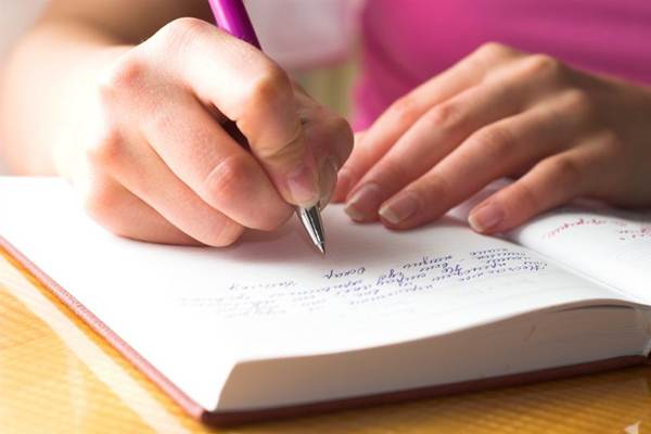  Studi : Menulis dengan Tangan Bikin Anak Lebih Pintar daripada Mengetik di Komputer