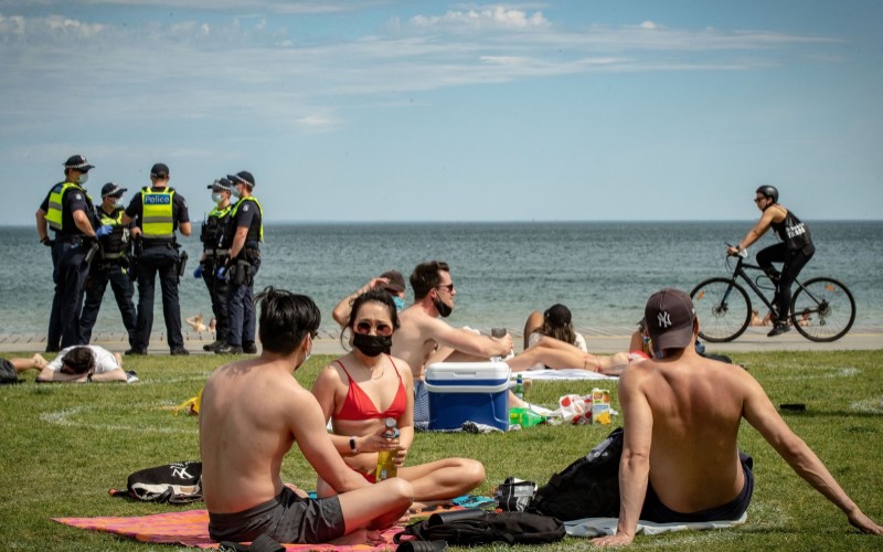  Pengunjung Tak Patuhi Aturan Jarak Sosial, Australia Ancam Tutup Pantai di Melbourne