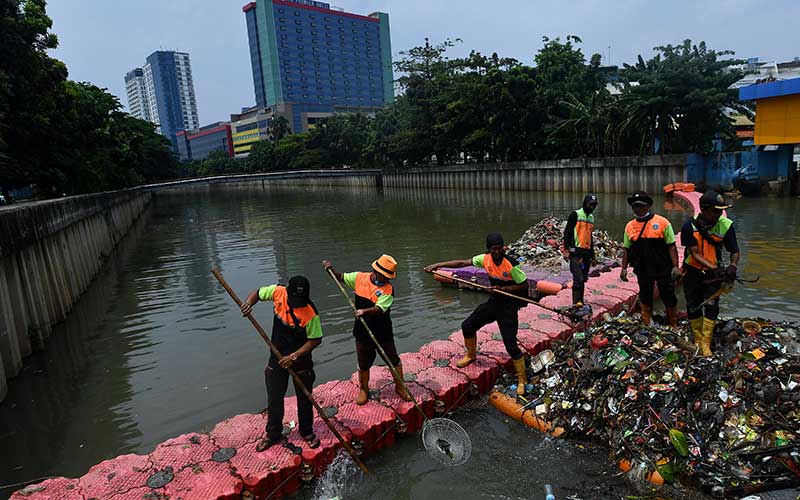  Antisipasi Banjir, Pemprov DKI Jakarta Bersihkan Kali Ciliwung