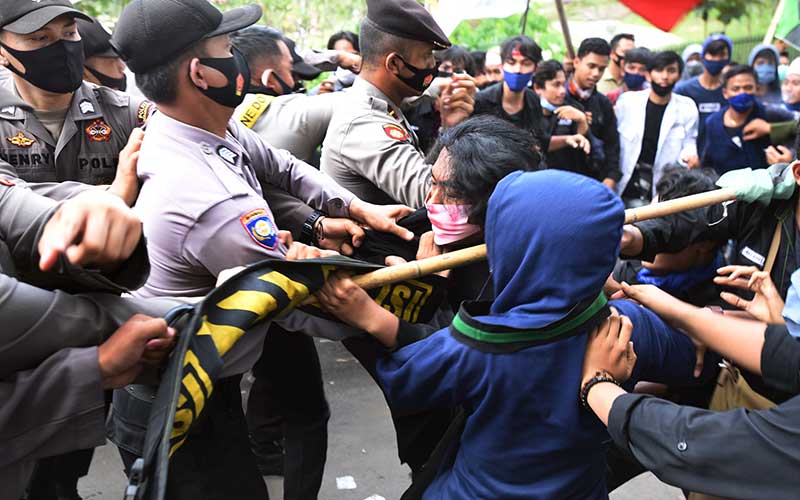  Demo saat Peringatan HUT Banten Berakhir Ricuh