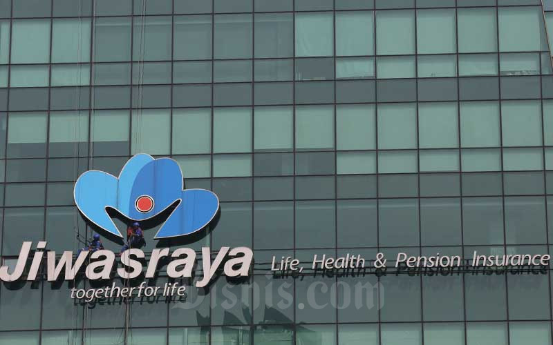 Pekerja membersihkan logo milik PT Asuransi Jiwasraya (Persero) di Jakarta, Rabu (31/7). Bisnis/Abdullah Azzam