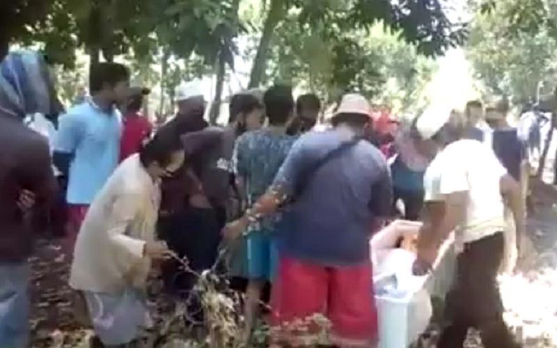  Viral, Warga di Cirebon Bongkar Paksa Peti Jenazah Covid