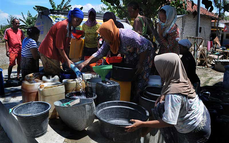  Warga Pamekasan Jawa Timur Berebut Air Bersih Akibat Dilanda Kekeringan