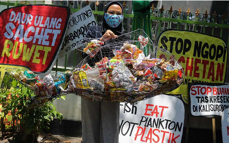  Aktivis Lingkungan Gelar Aksi saat Sidang Perdana Pencemaran Bantaran Sungai Surabaya