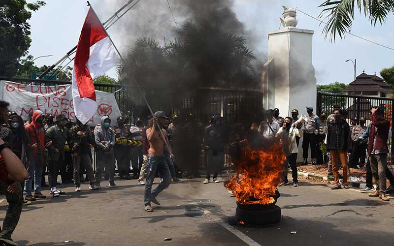  Mahasiswa di Banten Gelar Unjuk Rasa di Depan Kantor Gubernur Banten