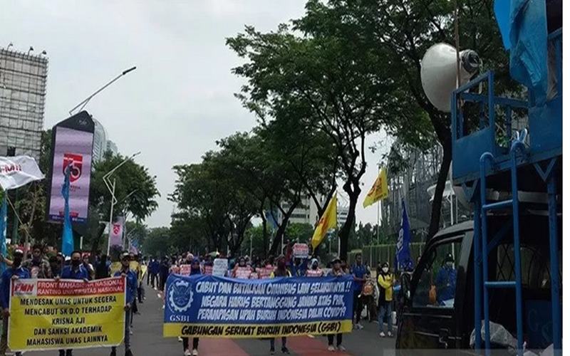 Massa dari berbagai elemen melakukan unjuk rasa di depan Gedung DPR, Senayan, Jakarta, Kamis (16/7/2020). Aksi yang dihadiri oleh buruh dan mahasiswa itu menuntut DPR untuk menghentikan pembahasan Omnibus Law RUU Cipta Kerja./Antara