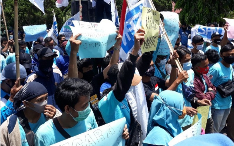  Buruh di Cirebon Gelar Aksi Penolakan UU Cipta Kerja