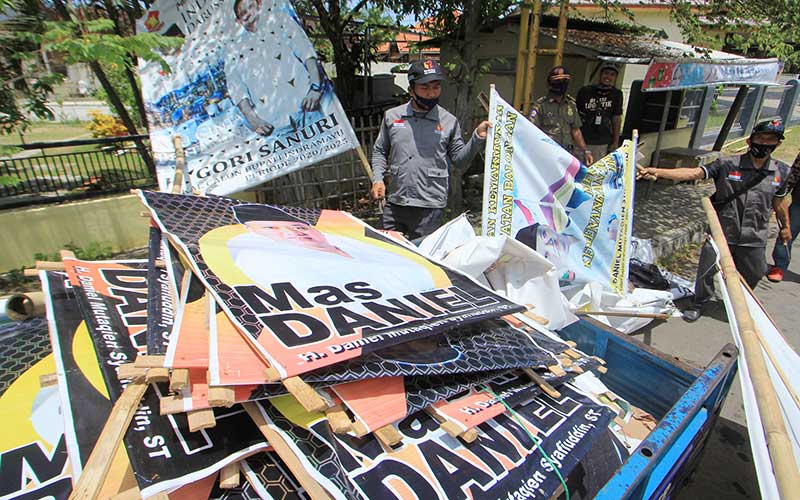  Bawaslu Tertibkan Alat Peraga Kampanye di Indramayu Jawa Barat