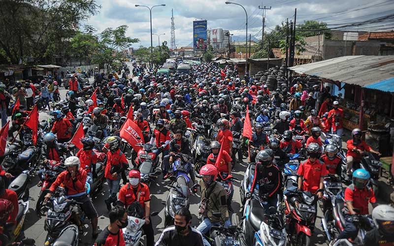  Buruh di Jabar Blokir Jalan Saat Aksi Tolak UU Cipta Kerja Yang Baru Disahkan